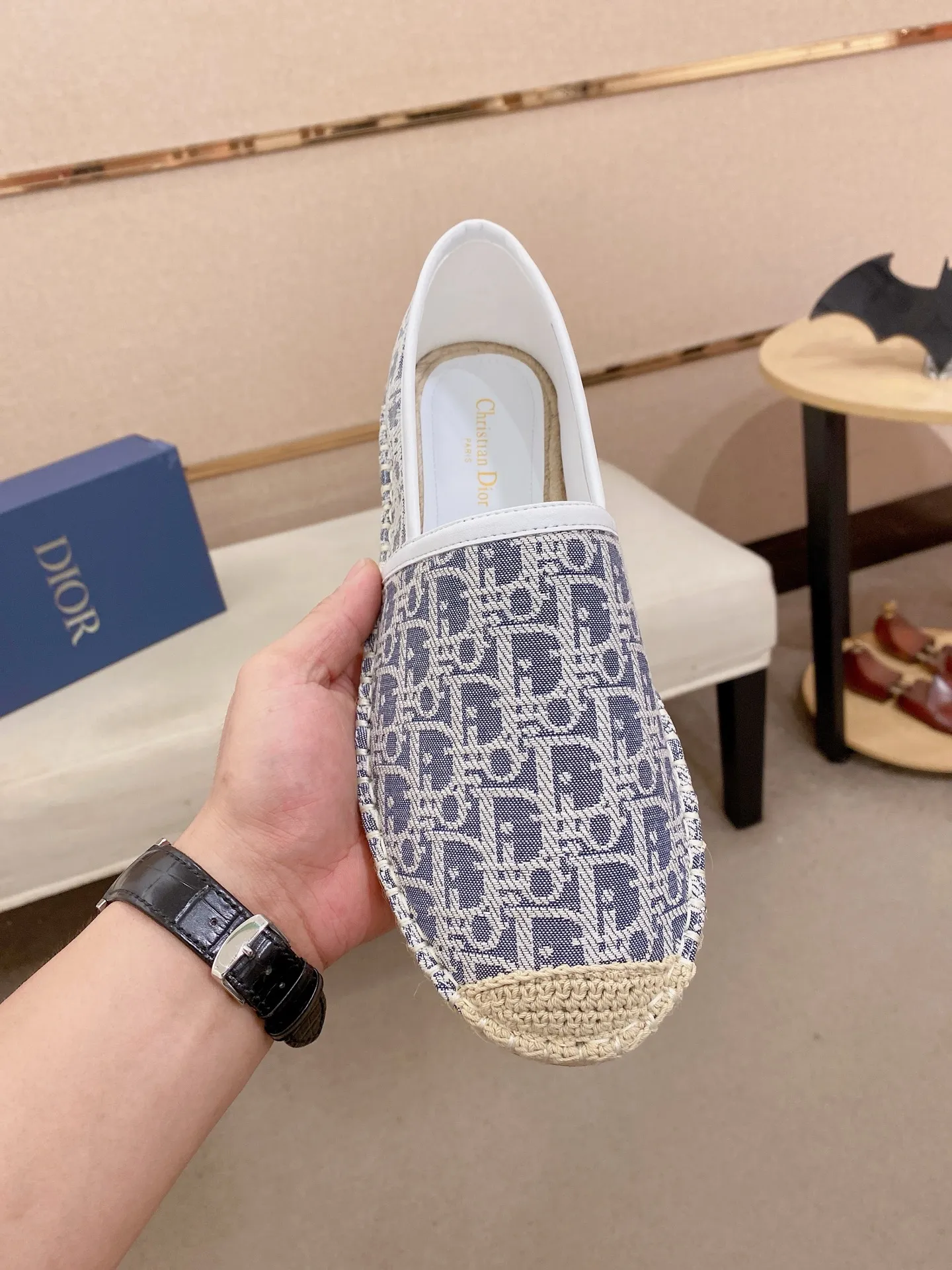Factory price: 400💰High quality [Dior·Dior] 💫Men's latest slip-on Loaf casual shoes ✔️The original version is available at the counter simultaneously. 1:1 replica🏍️Fabrics: Italian imported fabrics, pure hand-drawn threads, raw rubber breathable and non-slip outsole, lining breathable and comfortable lambskin, 100% comfortable density, original rubber outsole wear-resistant ✔️Code number: 38-44, you deserve it, (Note: 37, 45, 46 can be customized, non-refundable and non-exchangeable)